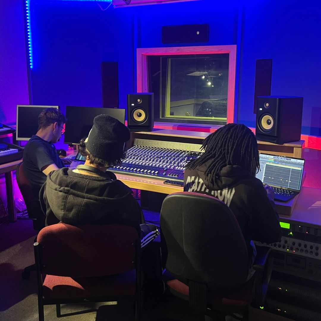AbWitCollege's tweet image. Last week, our Music Technology Students got stuck into their Work Experience with the Palm Island Records duo Guy and Jim. 

#MusicTechnology #AbingdonAndWitney #MusicSchool #PalmIsland #AbingdonMusicCourses #MusicCoursesWitney #MusicIndustryCourses