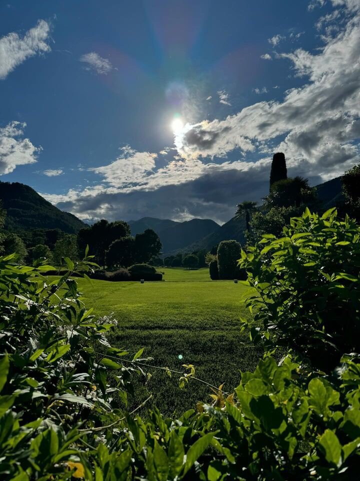 Il golf non è solo un gioco, ma un'esperienza che porta numerosi benefici per la salute e il benessere. Praticare questo sport all'aria aperta non solo migliora la forma fisica, ma aiuta anche a rilassarsi e a concentrarsi meglio.