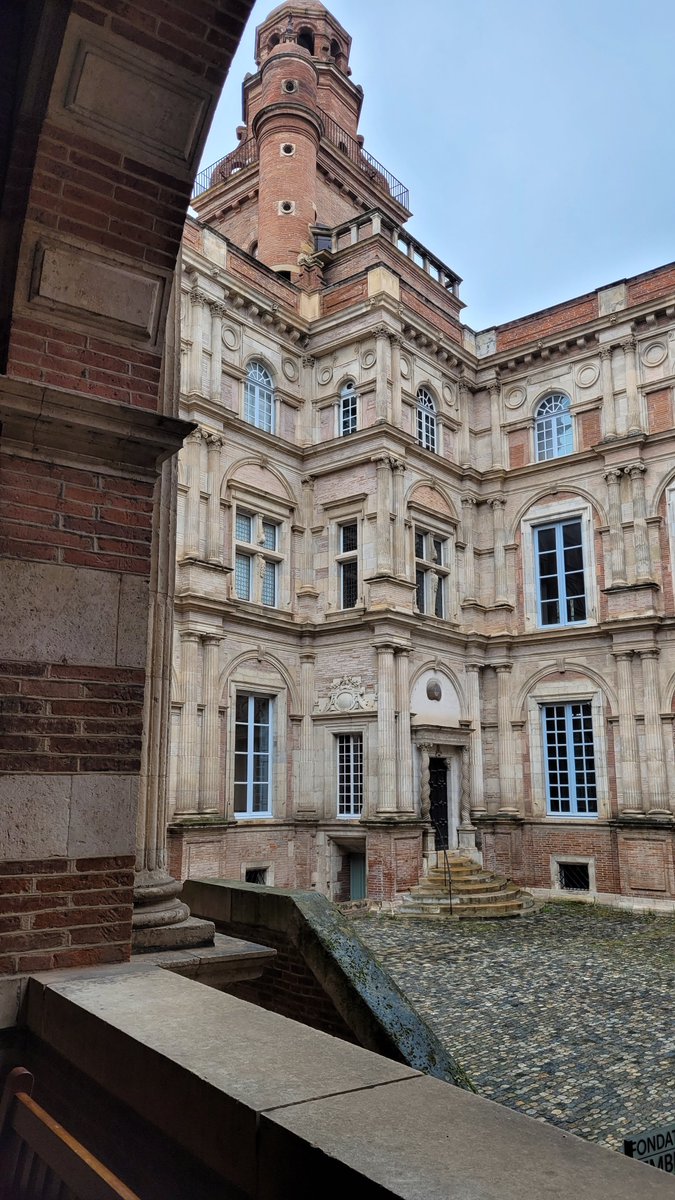 📍 "L'envers du décor : Paradis pour les uns, pas un radis pour les autres !"
- Paradis pour les dirigeants qui peuvent déployer des moyens financiers énormes  pour l'acquisition de nouvelles œuvres 💰
- Les anciens salarié.e.s, sont aujourd'hui en situation de précarité😔