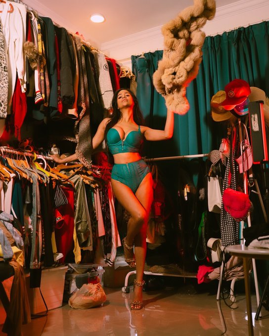 &ldquo;Help me decide, darling. What outfit would you love to see me in?&rdquo;   #outfitoftheday https://t.co/z<a href="/tag/outfitoftheday"class="tags"><span>#outfitoftheday</span></a>