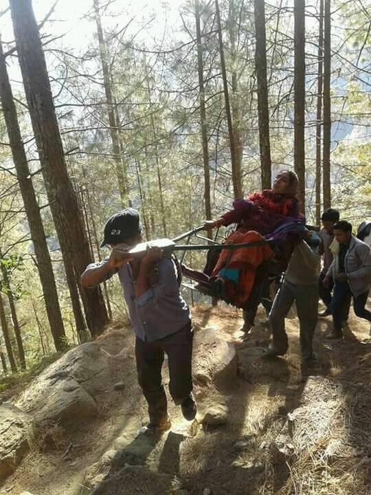 उत्तराखण्ड के चम्पावत जिले का "रौकुँवर" गाँव, जिला मुख्यालय से 20km दूर; मुख्यमंत्री जी क्षेत्र से विधायक हैं; आज भी सड़क से नहीं जुड़ा। बीमारों/ गर्भवती महिलाओं को अक्सर डोली में बिठा 5km सड़क तक लाया जाता है। निकटतम इंटर कॉलेज की पैदल दूरी भी 5km है। <a href="/PMOIndia/">PMO India</a> <a href="/pushkardhami/">Pushkar Singh Dhami</a>