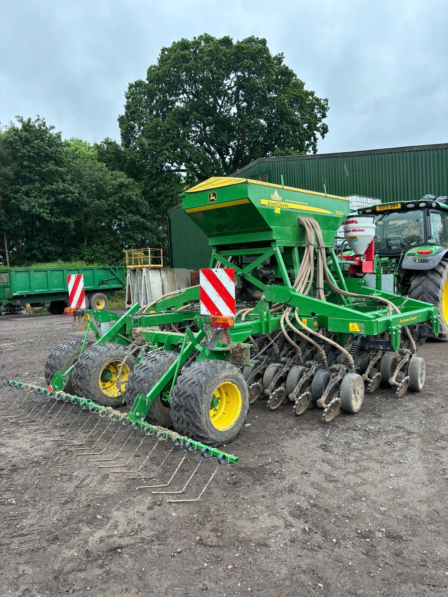JD 750a for sale. 4 meter, 2019 pro series machine, only 1500HA. Integrated granular hopper included. Very straight and tidy machine. Get in touch if interested. Re tweets appreciated!