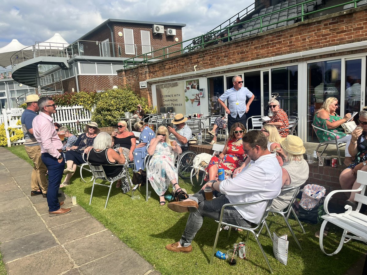 Fantastic <a href="/BrownsCP/">Browns Caravan Park</a> owner’s day out at Thirsk races yesterday. ☀️ 🍺 🍷