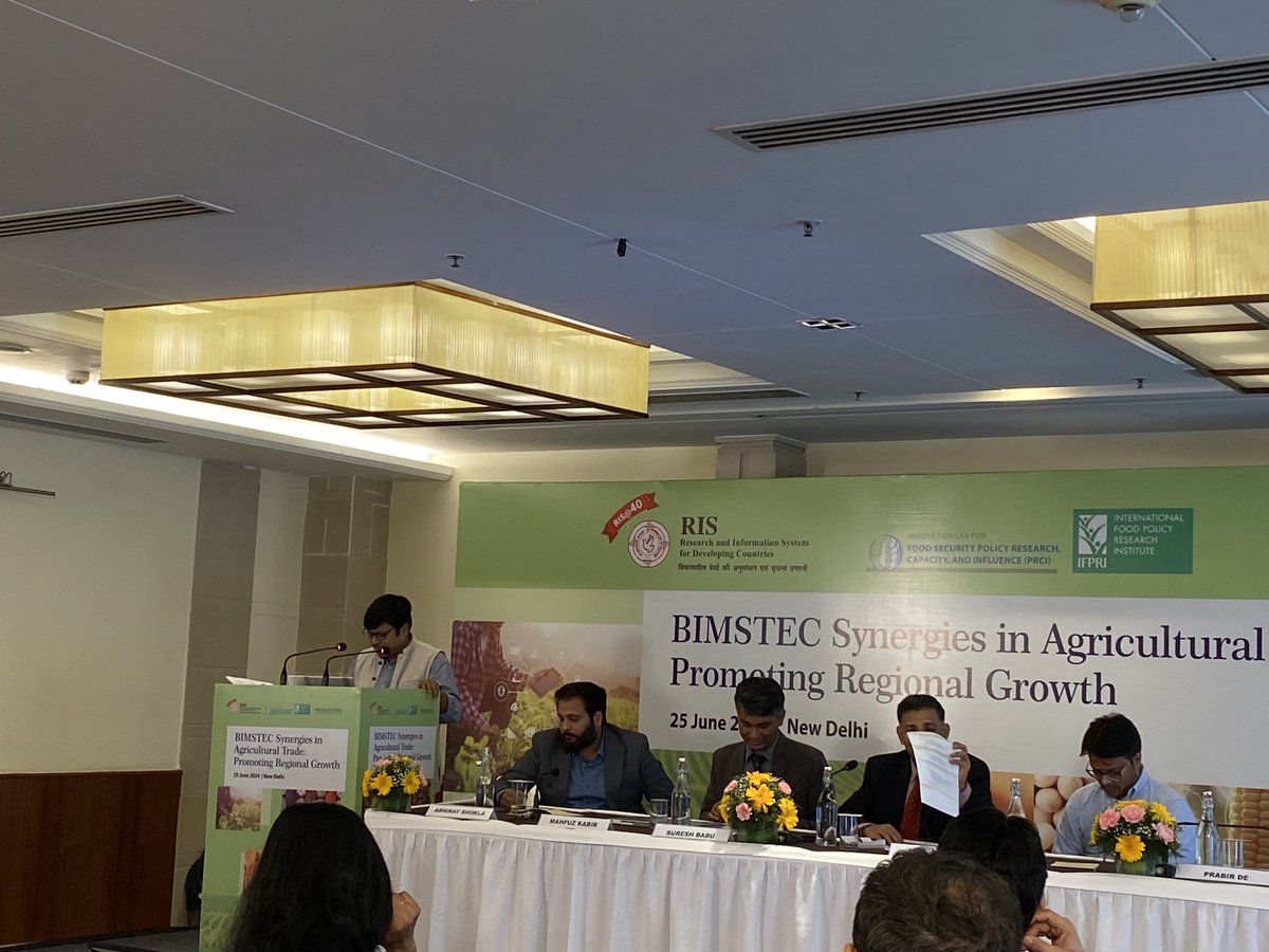 Prof <a href="/Prabir_India/">PRABIR DE</a> highlighted d importance of cross-border trade facilitation measures to increase regional trade in #BIMSTEC thru regional single window system, signing of MRAs, etc.
<a href="/Sachin_Chat/">Sachin Chaturvedi</a> <a href="/SKMohanty2018/">Saroj Kumar Mohanty</a> <a href="/RIS_NewDelhi/">RIS</a> <a href="/babu13000/">Suresh Chandra Babu</a> <a href="/IFPRI/">IFPRI</a>