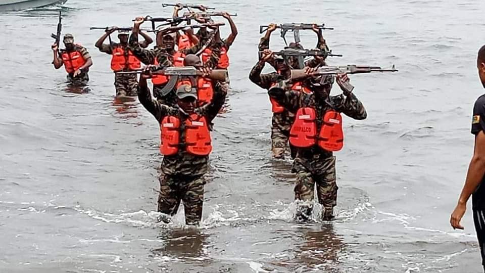 TheCameroonianZ's tweet image. Exercice de débarquement
« Alligator 2024 » pour les Élèves Officiers d'Active de la 39ème promotion de l'École Militaire Interarmées #EMIA - baptisée « Unité et Patriotisme ». 

#Cameroon