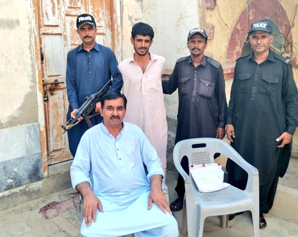 Syedakbar90's tweet image. ایکسائز اینڈ نارکوٹکس کنٹرول کندھ کوٹ  سرکل کی کامیاب کاروائی، منشیات فروش معشوق کھوسو گرفتار، ملزم کے قبضے سے 1150  گرام چرس برآمد، ملزم کے خلاف مقدمہ درج۔

“ہمارا عزم ایک قوم ایک جان ، منشیات سے پاک پاکستان”
#NarcoticsCrackdown 
@sharjeelinam