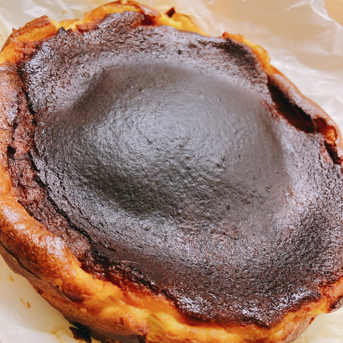 今日は嫁の誕生日🎂
息子がママの為に料理作ってくれた👐 
バスクチーズケーキのお焦げがはぐれメタルスライムみたいだけど、これめちゃくちゃ美味い🍽
娘も手作りレジンあげてた✨
自分は電話でハッピーバースデーつーゆーしたけど、忙しいから後にしてくれる！言われた🤕