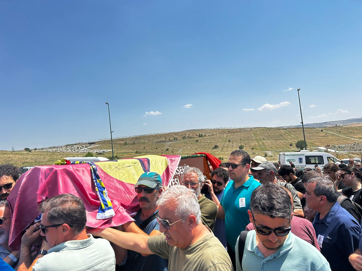 Yol arkadaşımız Aydoğan Şanlıer'i sonsuzluğa uğurladık.
Bitmeyen yolculuğumuzun emektarı, Altındağ'ın yoksul mahallelerinin güzel devrimcisi, ayak izlerin silinmeyecek, emeklerin unutulmayacak.