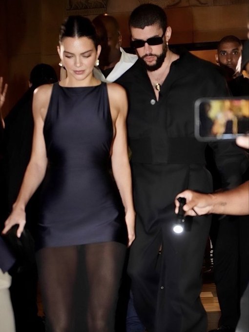 Bad Bunny y Kendall Jenner anoche en París. 📸❤️‍🔥