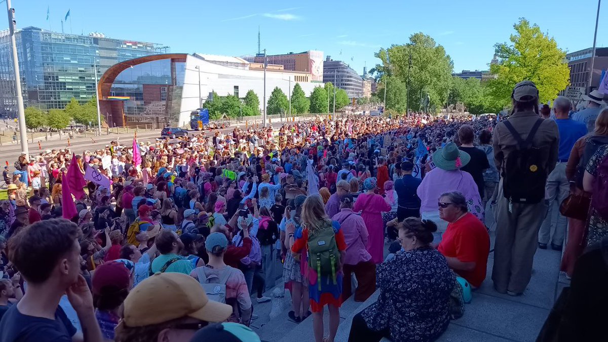 1200 Elokapinallista koolla Eduskuntatalon edustalla vaatimassa ympäristölle haitallisten tukien lakkauttamista. Kuuleeko <a href="/PetteriOrpo/">Petteri Orpo</a> <a href="/ir_rkp/">Riikka Purra</a> ? Me vaadimme selvän suunnitelman tukien lakkauttamiselle. Tämä ei voi jatkua!