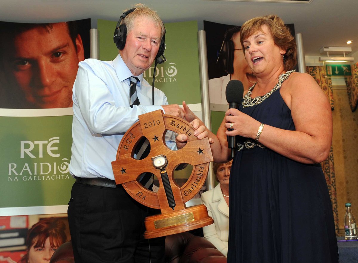 RTERnaG's tweet photo. Is le croí trom a fógraíodh bás an chraoltóra Micheál Ó Muircheartaigh ar RTÉ RnaG níos túisce ar maidin.  Laoch craoltóireachta agus spóirt, fear uasal, Gael go smior agus cara mór leis an stáisiún seo. Déanann muid comhbhrón lena bhean Helena, a chlann, a mhuintir, a chairde. https://t.co/Kp7tBZoaMh