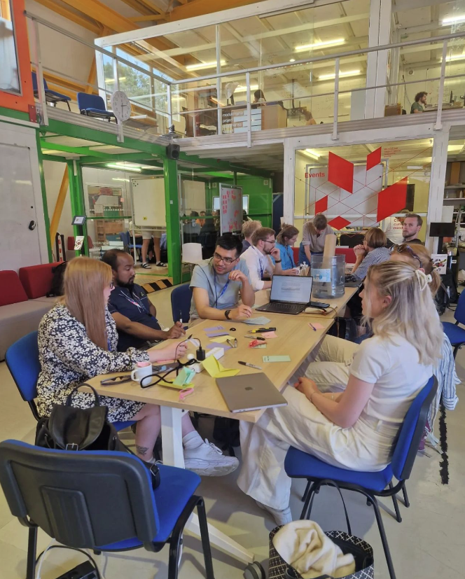 Vi er i gang med Innovasjons-camp! 20 HVL-studenter på plass på IdeaSquare, CERN i Genève, Sveits. Sammen med 25 studenter fra NorCC jobber de nå med et tverrfaglig tanke-eksperiment! #innovasjon #student