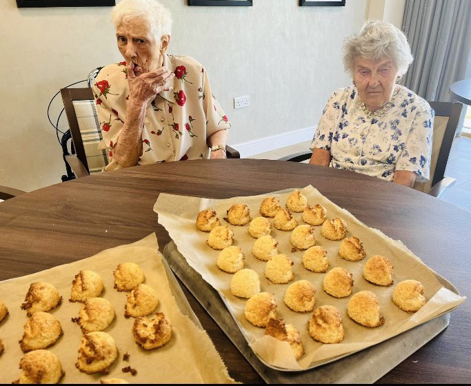 Mayflower_Court's tweet image. Cooking with Sarah ,today we are making Macaroons .#baking #GodMorningTuesday #groupactivity @Mayflower_Court @AnchorLaterLife @carehome_co_uk @NAPAlivinglife