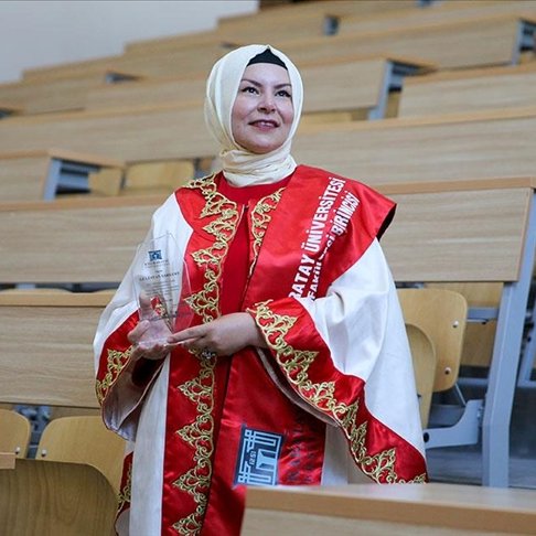 Konya'da 10 yıl önce trafik kazasında engelli kalan oğlunun hakkını aramak için Hukuk Fakültesini kazanan Gülistan Sarkurt, fakülteyi birincilikle bitirdi.