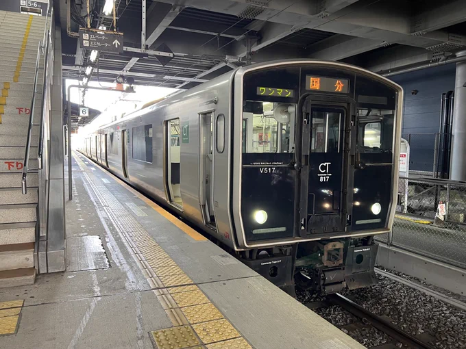 男鹿線の蓄電池電車ACCUMことEV-E801系ってなんかJR東っぽくないデザインなんだよなぁなんだろうなぁと思ってたけどこれJR九州のBEC819系をベースに開発されてるからなのか んでBEC819系は九州の817系電車がベースなのね 確かに九州電車の系譜だわ