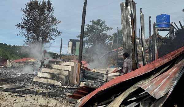 ThomasVLinge's tweet image. #Myanmar 🇲🇲: horrible destruction in the #Chin state capital of #Hakha, as several homes were burned down by the junta, following clashes with Chin resistance forces in the area.

In a city like Hakha where most structures are made of wood, fires can have a disastrous effect.