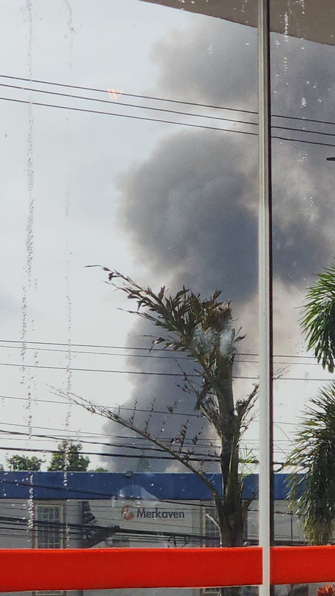 RCCNoticiasRD's tweet photo. En estos momentos e se registra  un incendio desde un almacén ubicado en el kilómetro 10 de la autopista Duarte.

Como se observa en las imágenes una fuerte humareda arropa  este espacio, y los sectores ubicados en el ala oeste de la capital.

Amplía esta y otras informaciones en nuestro enlace de la biografía:
https://t.co/V0ZX3627Xj 

#RCCMedia #RCC