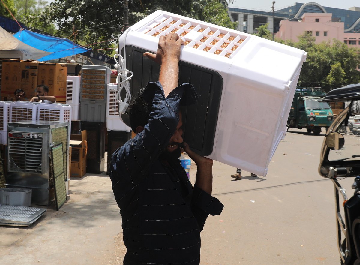 La notte, se va bene, la temperatura scende a 35 gradi. L'ondata di #calore in #India continua a mietere vittime, e il caldo estremo non fa che peggiorare le disparità tra ricchi e poveri: la puntata di oggi, qui bit.ly/indiarovente