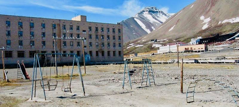 Pyramiden, Svalbard.

Kota sempet dihuni sampai 1.000 orang, kemudian total ditinggalkan selama bertahun-tahun.

Sekarang cuma 6 orang, itupun pas musim panas aja.