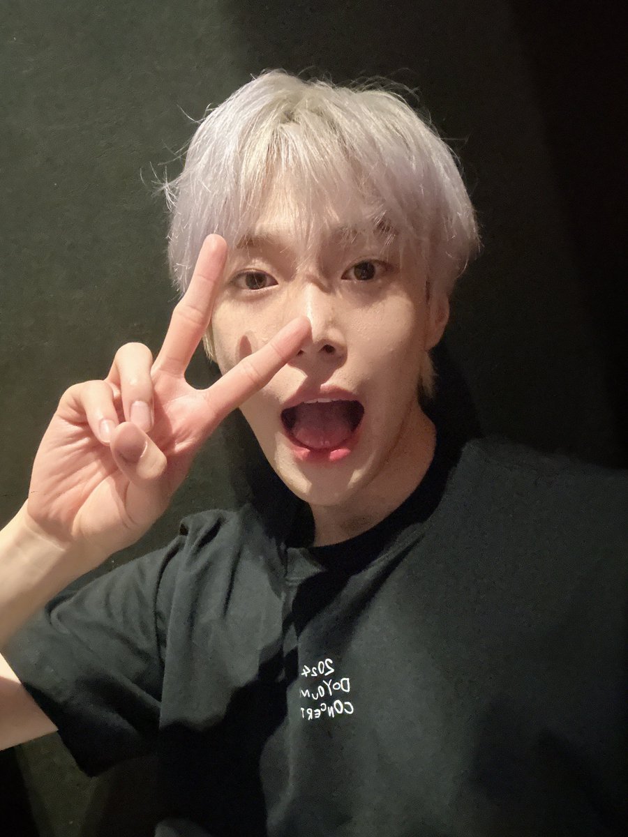 NCTDAOYlNG's tweet photo. Doyoung 💬 

"bbueng"
"I'm hereeeeee"
"I've finished both shows in Yokohama hh"
"I can do way way way way way better"
"I want to do better"
"kkkkkk"
"Doyoung of desire kkkkkk which came out of nowhere kkkkk"
"I just want to do well every day with the best condition hhh"
"Ambitious Doyoung"
"I'll try to do better heoheoheo"
[selcas]
"heuheuheu"