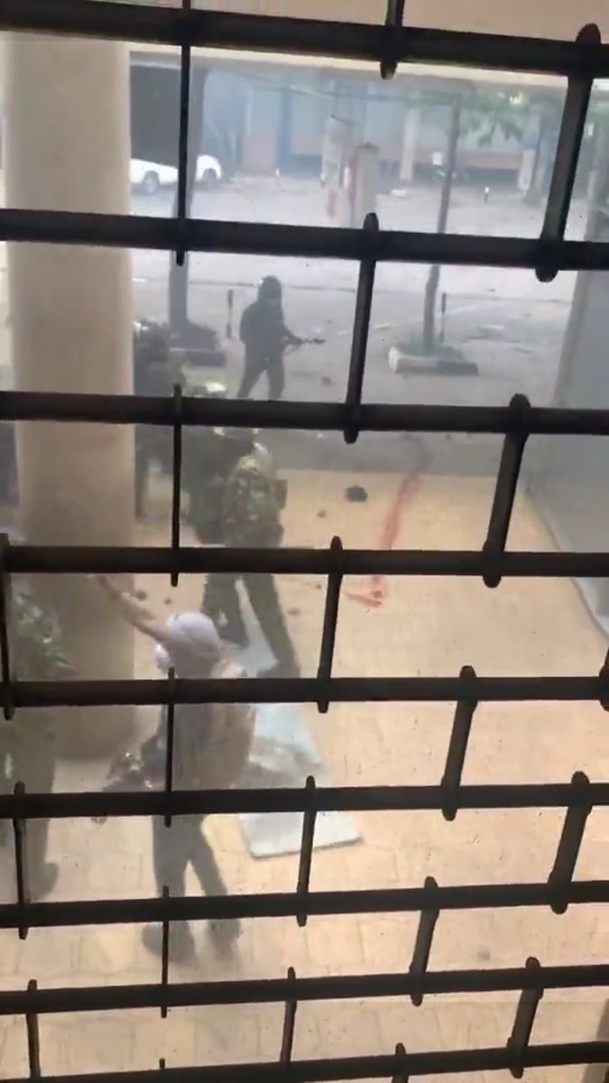 lukwago_swalih's tweet photo. Possessed by evil spirits,rogue Kenyan police infiltrators are shooting to death Kenyan police officers have disobeyed the shoot to kill orders from @WilliamsRuto's rogue gun men!
So far two officers have been killed!
Kenya back to the dark days of #MARKTWO of Arap Moi! https://t.co/am96BTjwPi