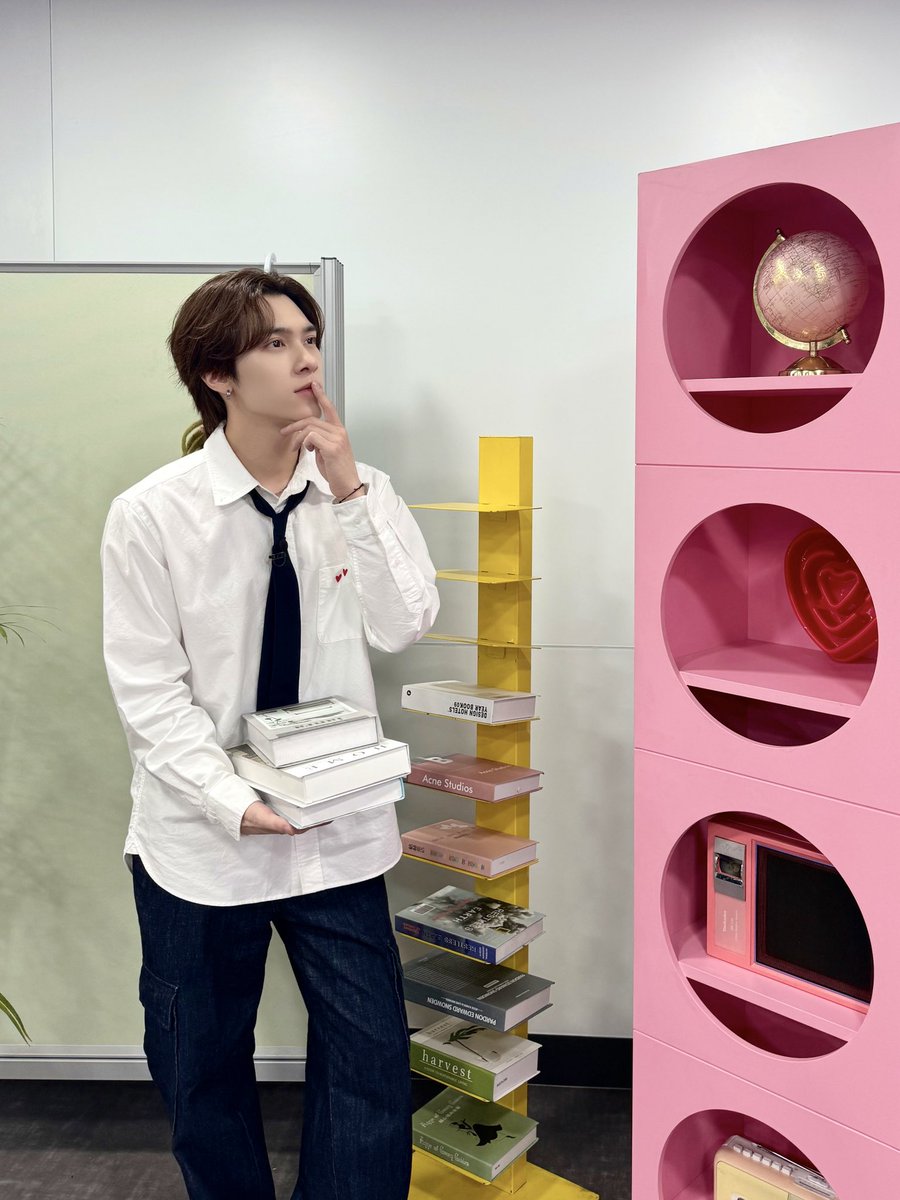 WayV_official's tweet photo. 📚(๑ ʚ̴̶̷̆ ᴗ ʚ̴̶̷̆ ๑)💕 

#HENDERY #黄冠亨 #헨드리 
#LoveCounselingCenter 
#WayV #威神V #GiveMeThat 
#WayV_GiveMeThat https://t.co/auFqBRBNMT