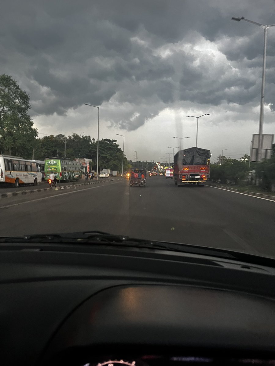 AshaAsserts's tweet photo. Leaving office to a sky covered with dark clouds, monsoon vibes in full swing! 🌧️ #MonsoonMagic #BackFromWork #NatureCanvas #Monsoonishere #Bhubaneswar https://t.co/aYMFAPU375