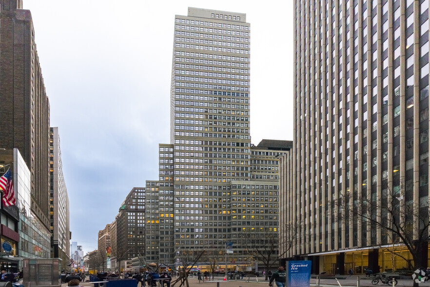 This is absolutely stunning...

A midtown Manhattan office tower has lost a shocking $400M in value in just 5 yrs

The appraised value of 1407 Broadway has plunged from $510M in 2019 to $136M

Barclays made the $350M loan in 2019

The total defaulted or at-risk debt of the owner