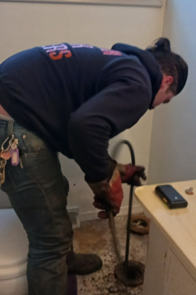 AmericanS37283's tweet image. Looks like this stool won&apos;t be taking the plunge anytime soon 😏 #sewerproblems #flushfail #sorrynotsorry 💩