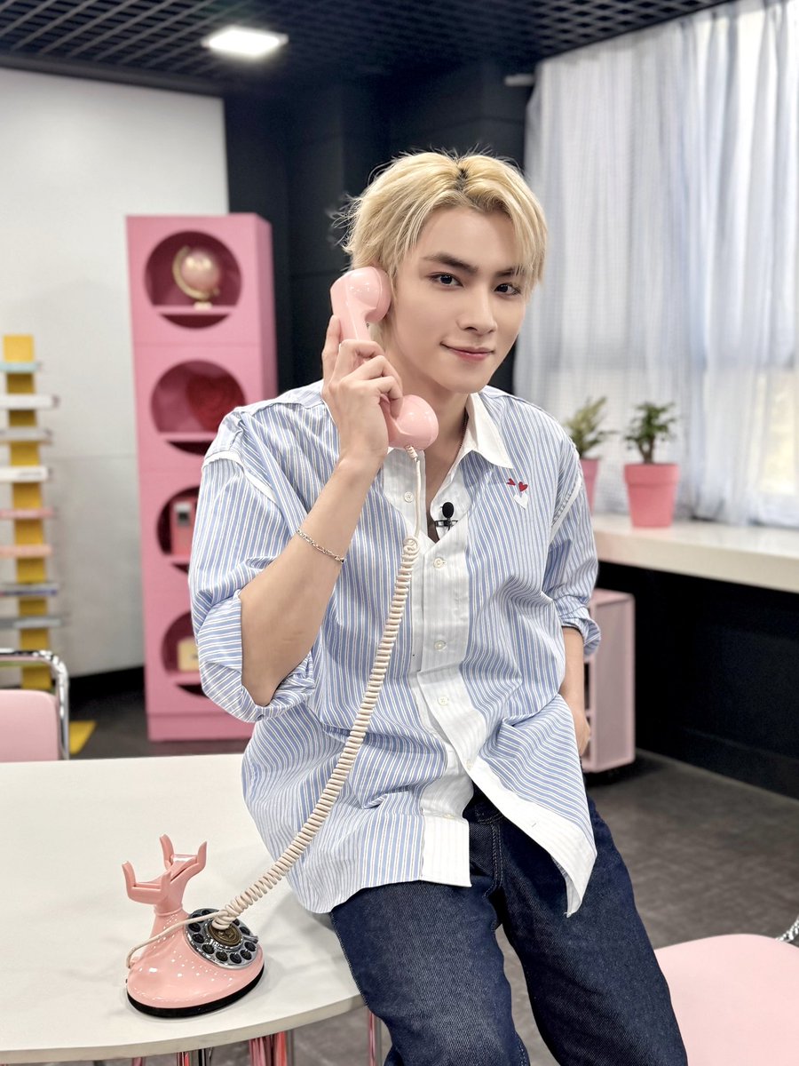 WayV_official's tweet photo. ☎️૮˃̵֊ ˂̵ ა♥️

#XIAOJUN #肖俊 #샤오쥔 
#LoveCounselingCenter 
#WayV #威神V #GiveMeThat 
#WayV_GiveMeThat https://t.co/DpHPmSxiVU