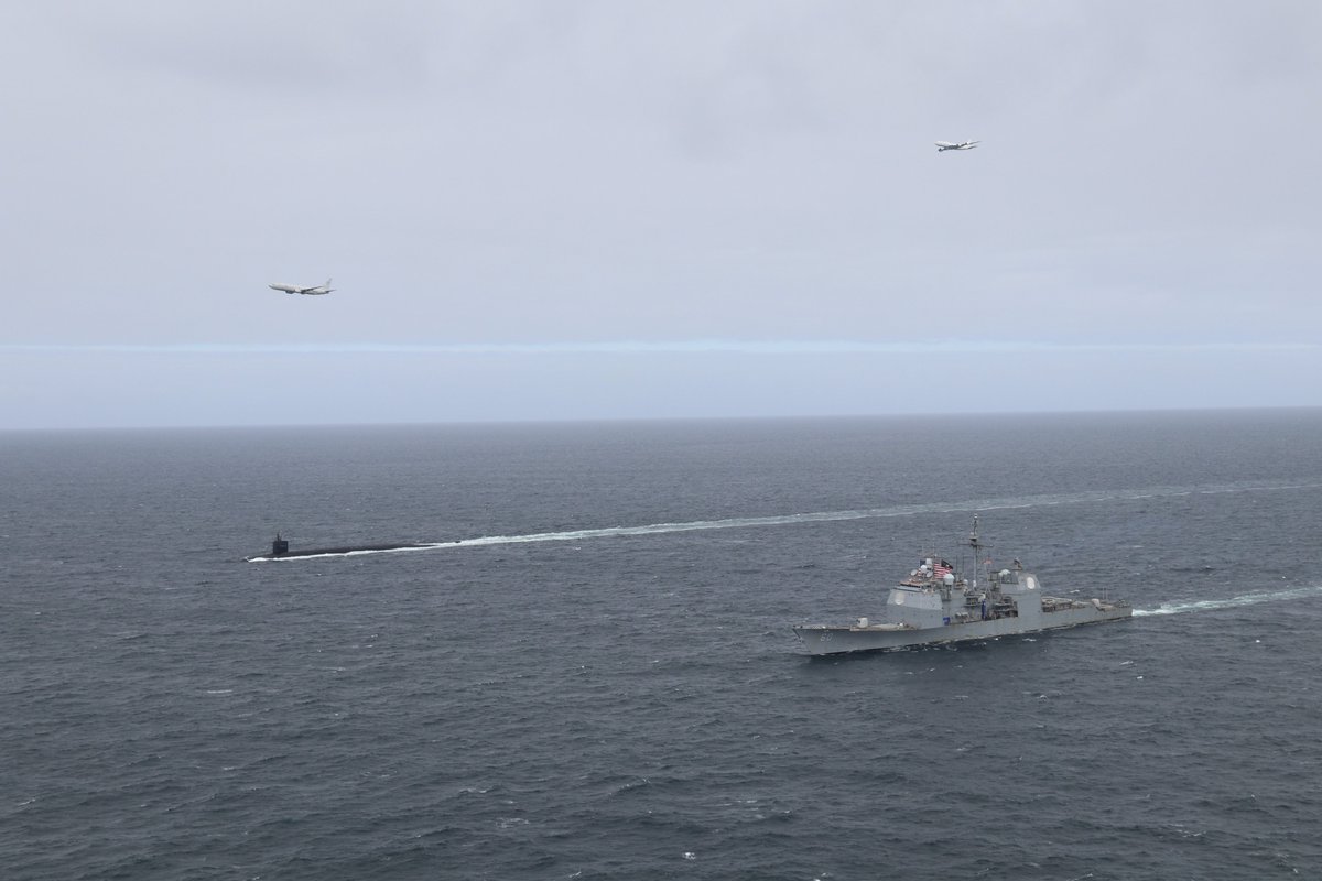 USNavyEurope's tweet image. Multi-Domain Readiness in action 🚁🌊🔱 

@USNavy 🇺🇸 guided-missile cruiser #USSNormandy (CG 60) and ballistic missile submarine #USSTennessee (SSBN 734) steam alongside in the #NorwegianSea while a P-8A Poseidon and E-6B Mercury fly overhead, June 23, 2024.