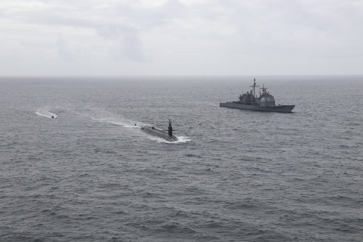 USNavyEurope's tweet image. Multi-Domain Readiness in action 🚁🌊🔱 

@USNavy 🇺🇸 guided-missile cruiser #USSNormandy (CG 60) and ballistic missile submarine #USSTennessee (SSBN 734) steam alongside in the #NorwegianSea while a P-8A Poseidon and E-6B Mercury fly overhead, June 23, 2024.