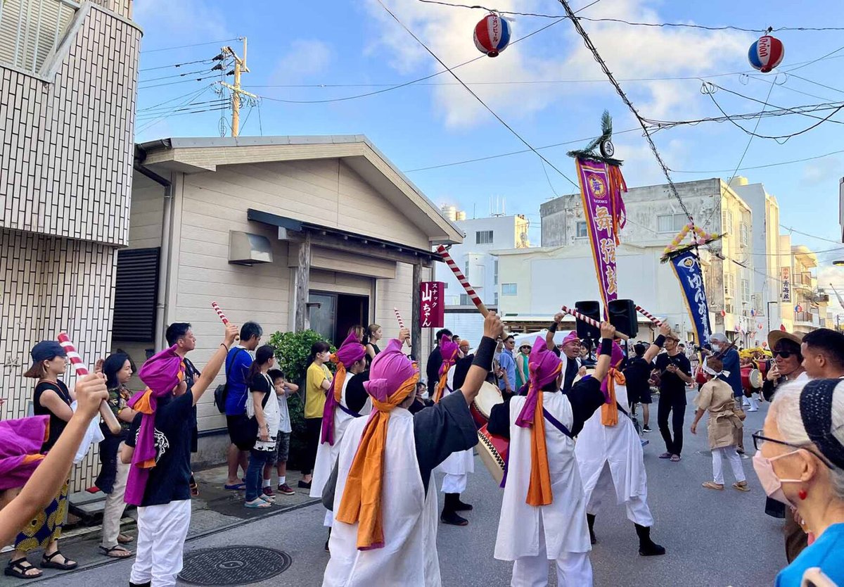 yoronfun's tweet photo. ヨロン島のゴールデンウイーク恒例行事、銀座通り祭りが開催されました！5月4日、5日の夕方は歩行者天国に、いろんなイベントや屋台で大賑わいしました🏮

記事はこちら
▶ https://t.co/OhyTJ5dCav
ライター:箱山康子

#よろん島
#ヨロン島
#与論島
#ヨロンファン
#ヨロンFun
#銀座通り祭り https://t.co/iAOHGGVIxO
