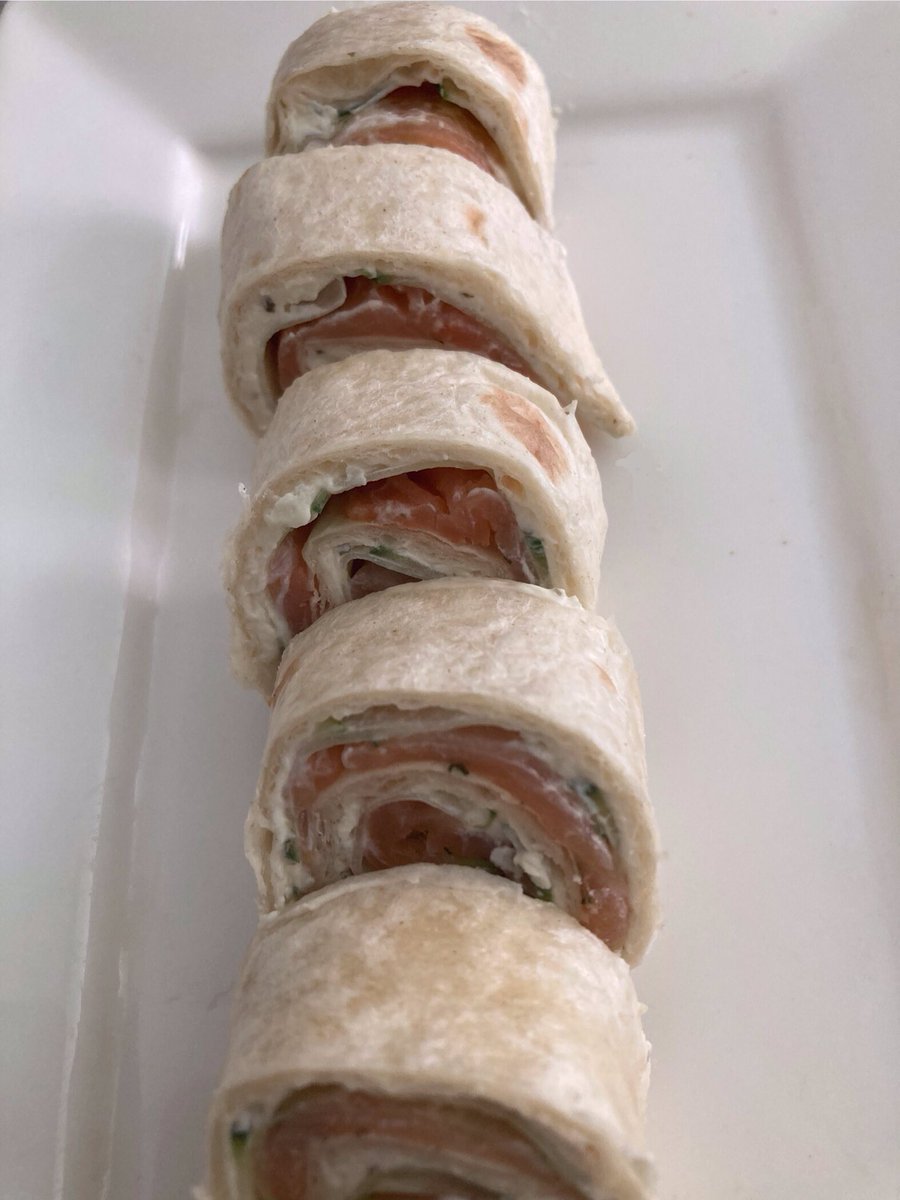 suusonline's tweet photo. #lunch #zalmwrap #komkommer #buiten https://t.co/ULkbjp31Lv