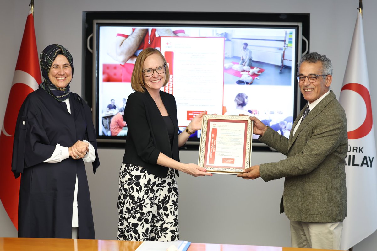 Kizilay's tweet photo. Uluslararası Kızılay ve Kızılhaç Dernekleri Federasyonu (IFRC) tarafından verilen Küresel İlk Yardım Akreditasyonu ödülü Türk Kızılay’ın! 🥇🏆

191 ulusal dernek arasından seçilerek bu akreditasyonu alan ilk Kızılay olduğumuzu sizlerle paylaşmaktan mutluluk duyuyoruz.🎉🌟 https://t.co/PNdZYpWVmp