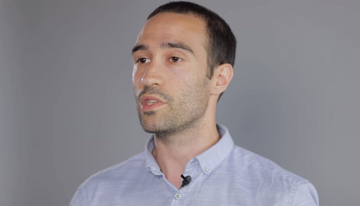 🇫🇷🇦🇿Le cas Martin Ryan, au cœur des tensions entre la France et l'Azerbaïdjan.

Entrepreneur français, il a été filmé par le contre-espionnage azéri en train de rencontrer des officiers de la DGSE.

Il a été arrêté il y a 7 mois et il n'est pas près d'être libéré. Thread 🧶1/6