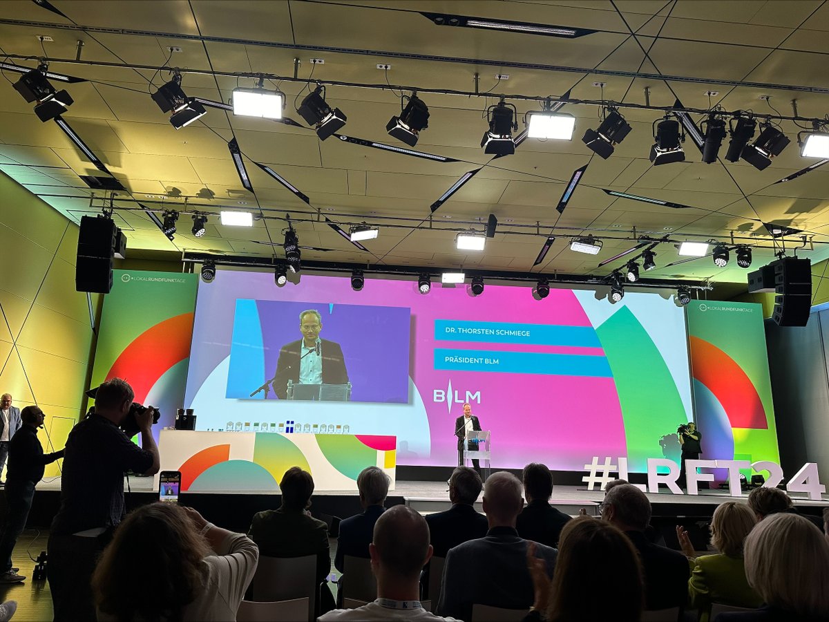 Los geht's mit den Lokalrundfunktagen in Nürnberg. BLM-Präsident Dr. Thorsten Schmiege heißt das Publikum willkommen zu den #LRFT24 👇