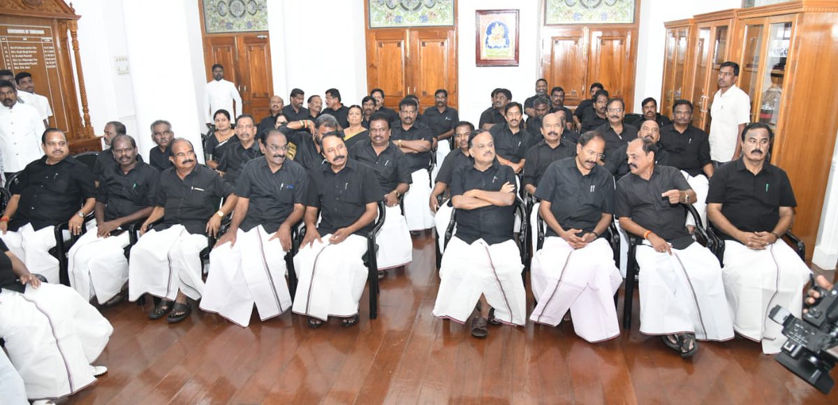 AIADMKOfficial's tweet photo. மாண்புமிகு தமிழக ஆளுநர் திரு. R.N. ரவி அவர்களை, ஆளுநர் மாளிகையில் (25.6.2024 செவ்வாய்க் கிழமை), மாண்புமிகு கழகப் பொதுச் செயலாளர் ' புரட்சித் தமிழர்' திரு. @EPSTamilNadu அவர்கள் தலைமையில், கழக நாடாளுமன்ற, சட்டமன்ற உறுப்பினர்கள் நேரில் சந்தித்து, தமிழ் நாடு முழுவதும் கள்ளச் சாராய விற்பனையை கட்டுப்படுத்தத் தவறிய திமுக அரசின் அலட்சியப் போக்கை விளக்கியும்; கள்ளச் சாராயம் மற்றும் போதைப் பொருட்கள் விற்பனையில் ஆளும் கட்சி நிர்வாகிகளின் தொடர்பு குறித்தும்; கள்ளக்குறிச்சி மாவட்டம், கருணாபுரம் பகுதியில் கள்ளச் சாராயம் அருந்தி பலர் பலியான வழக்கை CBI விசாரணைக்கு பரிந்துரைக்கவும்; தமிழக மக்களின் வேதனைகளையும், துயரங்களையும் மத்திய அரசின் கவனத்திற்கு எடுத்துச் செல்லவும் வலியுறுத்தி மனு அளித்தனர்.
#Resign_Stalin