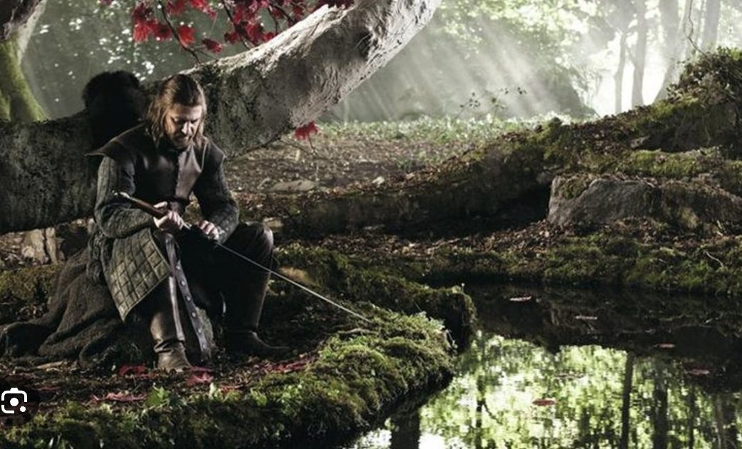orhan_sener_'s tweet photo. Game of Thrones evreninde::

- "The North remembers" ("Kuzey, hatırlıyor") deniyor ya; Kuzey bir şeyler hatırlıyor da, ne hatırladığını hatırlamıyor
- Hatırlaması gereken şey şu: Bundan binlerce sene evvel, Children of the Forest ile bir AHİT (PACT) yaptılar
- Buna göre:
-- Kuzey'de Lord'lar "bastardlarını" (gayrımeşru çocuklarını) bu yeşil bireylere kurban verecekler 
-- (Her kış tekrarlanıyor bu, bu yüzden de "Winter is coming")
-- Bastard soyadları Snow, Rock, Waters... Bunlar aslında bastard bebeklerin bırakılması gereken yerleri işaret ediyor. Ya buralar, ya da kuyuya atıyorlar... (Hepsi aynı yere gidiyor zaten)
-- Neden: Çünkü, Children'ın büyüsü kanla çalışıyor, özellikle asil kanıyla, özellikle belli soyların kanıyla (Starklar - çünkü Pact onlarla imzalandı ve Satrk'lar White Walker'lar ile ve Children hısım, akraba...)
-- Bastard sayısının çok olması için de "First night right" ("ilk gece hakkı") kuralı geliyor. Buna göre bir yerin lordu, evlenen kadınlarla düğün gecesi birlikte olur. Bu ve benzeri kurallardan oluşan töreye "The Old Ways" ("Eski Usül") deniyor
-- Bastard'ına kıyamazsan, o da düşünülmüş: Wall'a (Sur/Duvar) gönder, suru koruyan bir Night Watch askeri olsun ve sonunda duvarda ölsün. Childrenların büyüsü Duvar'a ve ağaçlara (Weirwood Trees - suratlı ağaçlar) bağlı. Duvar'da ölenin kanı da bunlara gidiyor
-- Peki, Duvar'dan kaçanlar? Bu da düşünülmüş: Yakalandığı yerin lordu kendi infaz etmek zorunda kaçağı. Sonrasında da adet olduğu üzere, kalesindeki Weirwood Tree'nin altında kılıcının kanını silmesi lazım. Kan, gene ağaca, oradan Duvar'a, ve Children'ın büyüsüne gidiyor...
- E, bu kadar şey neden? Çünkü, kanla beslenmezse, Duvar'ın büyüsü zayıflayacak ve White Walker'lar azacak
- Ki güncel hikayede olan da buydu...

Ayrıca: 
- Kötü olan White Walkers değil, Children of the Forest aslında (Walker'lar daha nötr gibi, amaçları kovuklarına dönmek ve ölmek sadece)
- Duvar'ın içinde esir edilmiş White Walker'lar ve koca koca Weirwood Tree'ler var
- Jon Snow'un aslında yapması gereken, zamanı gelince White Walker'ların Duvar'dan geçmesine izin vermek (Wildings'lere yaptığı gibi...)

Mesele karışık, dizinin son sezonları da patladığından tüm bu mevzular yalan oldu... Ama kitapta bambaşka bir evren var.

Bu ve benzeri içerikler için: @HerkesinPoppisi