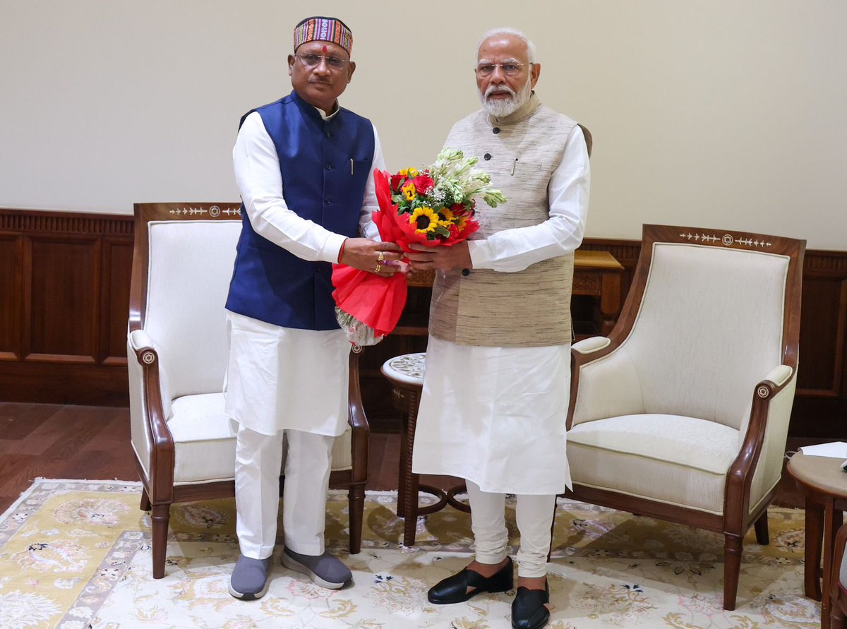 आज संसद भवन में देश के यशस्वी प्रधानमंत्री श्री नरेंद्र मोदी जी से आत्मीय मुलाकात हुई।

आदरणीय मोदी जी को प्रधानमंत्री के रूप में तीसरी बार देश की बागडोर संभालने पर अपनी हार्दिक बधाई एवं शुभकामनाएं दी।

<a href="/narendramodi/">Narendra Modi</a>