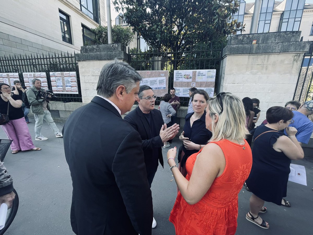 Parents en colère ce matin après la décision de la honte ! « On n’est pas entendus » (…) « C’est de pire en pire » (…) « Nous sommes effarés » (…) « La proposition est discriminante » (…) Le communiqué de <a href="/Michel_MENARD/">Michel Ménard</a> vendredi est une manœuvre politicienne (…) #handicap