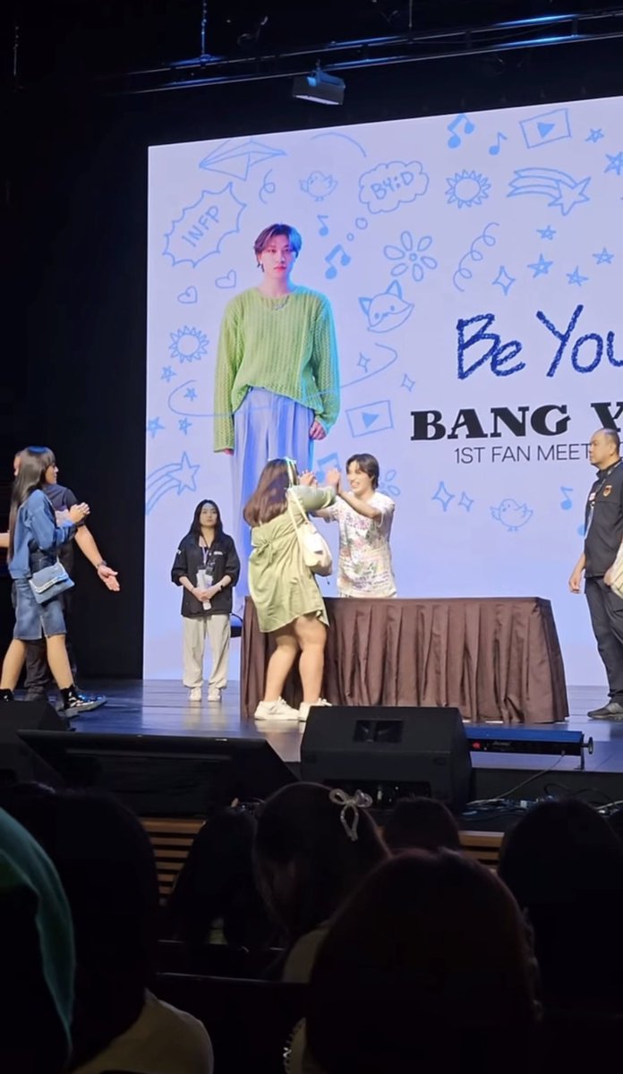 PIENGJAI_'s tweet image. นาทีชีวิตสุ้บๆ🥹🫶
รักนะค้าบเจ้าเเก้มจุด🦊💚✨
#BANGYEDAM 
 #BANGYEDAM1stFanmeetingInBKK