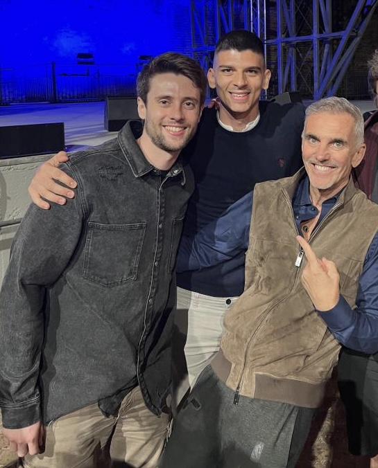 Il ragazzo sulla sinistra si chiama Edoardo Rossini. È un ragazzo come tanti malato di basket, e giocatore di basket. Qualche giorno fa ha coronato il sogno di incontrare Federico Buffa al termine del suo nuovo spettacolo dedicato a Kobe.
Non solo, assieme a degli amici, qualche