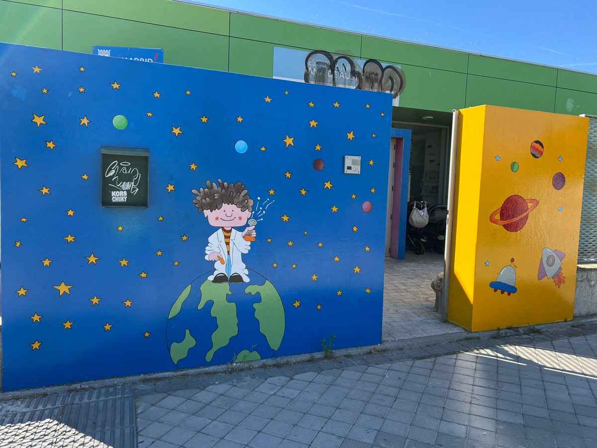 UDCHortaleza's tweet photo. 🖌️Estos días estamos también en la Escuela Infantil Ana de Austria de Sanchinarro, haciendo limpieza de su fachada y parte superior y creando nuevos colores y diseños.

Financia Área de Vicealcaldía @MADRID en @JMDHortaleza
Gestiona @AsocElOlivar https://t.co/ubOqm0IuBI