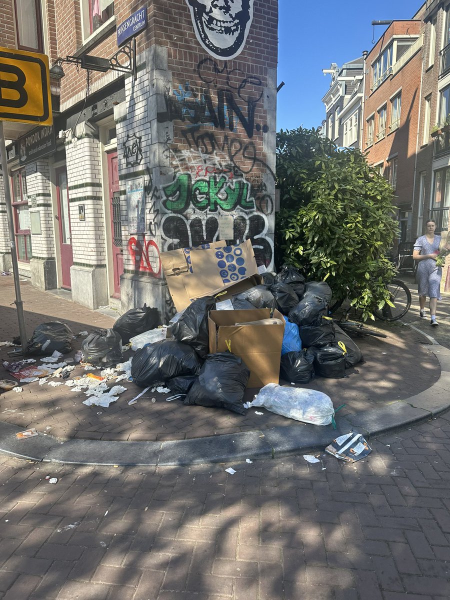 I’ve been to Amsterdam multiple times but never have I seen it this messy. Severely letting down such a beautiful city