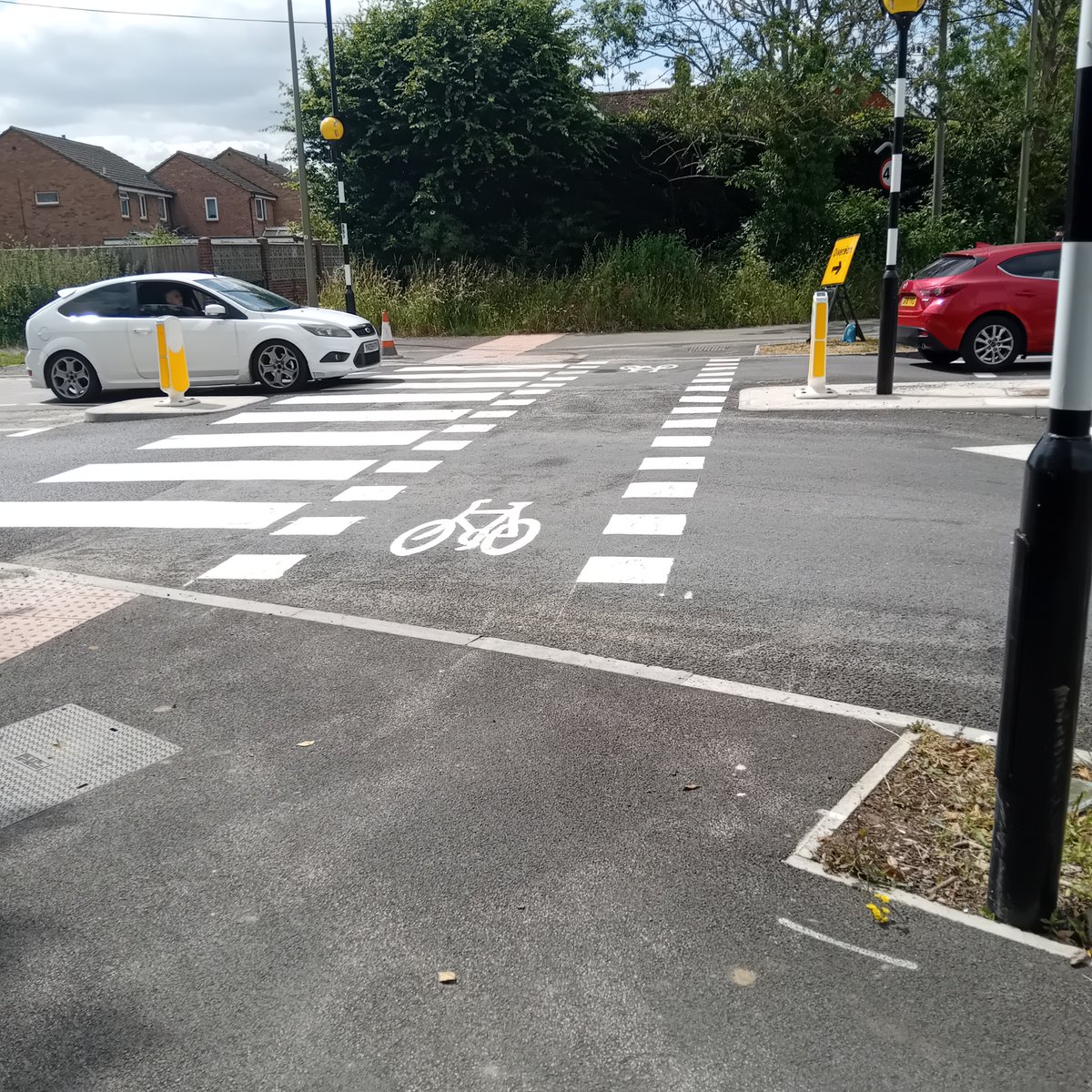 The new pedestrian/cycle crossing near the A44 roundabout on Cassington Road, Yarnton, has finally got its paintwork. Much safer to cross here now. Could do with another at the Bladon roundabout - very fast and hazardous for NCN5 users <a href="/AndrewGant3/">Andrew Gant</a> <a href="/OxfordshireCC/">Oxfordshire County Council</a> <a href="/cycloxoxford/">Cyclox</a>