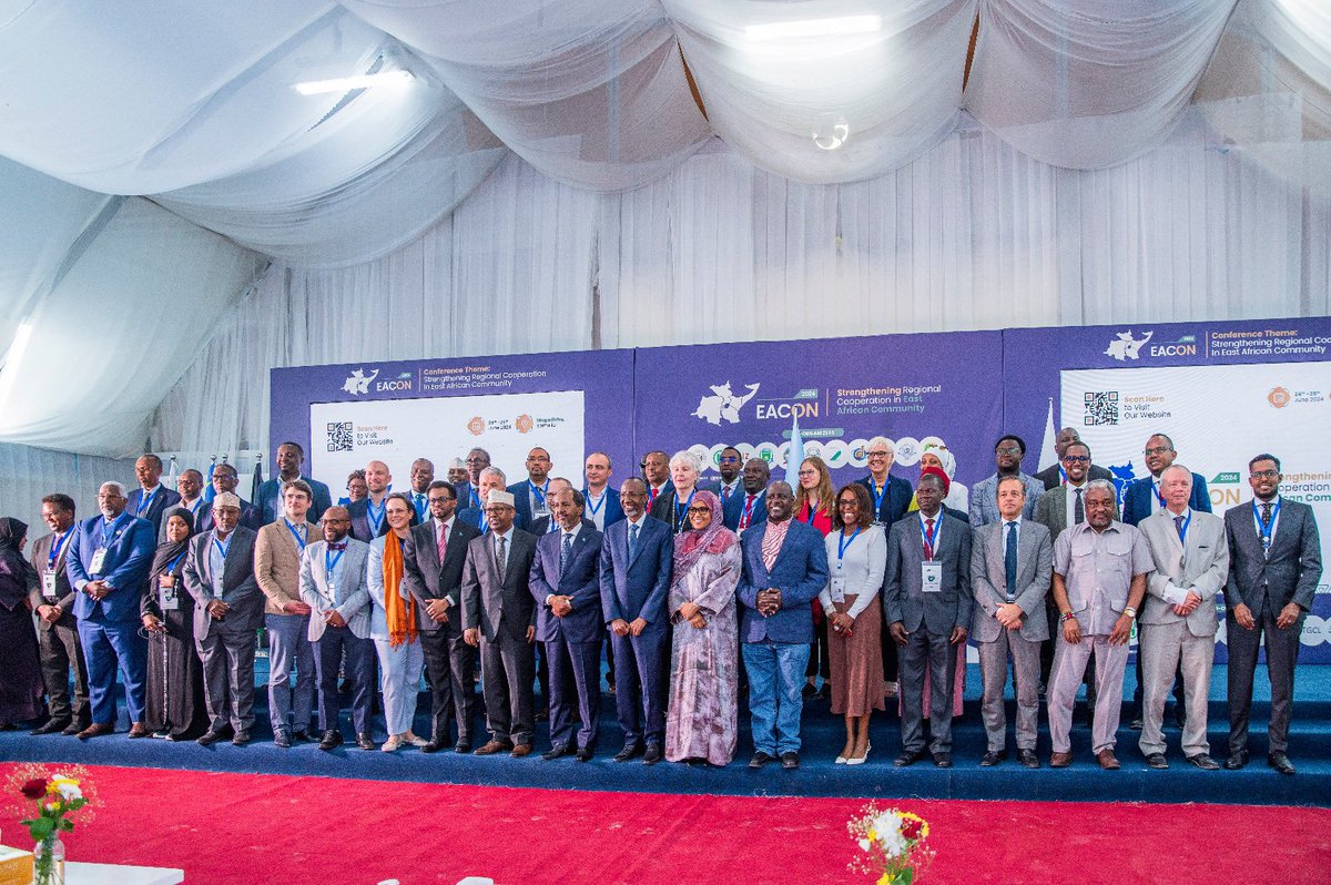 eacgiz's tweet photo. 📅 Day 1 of #EACON in Mogadishu, 🇸🇴kicks off with the President, ministers, business leaders & civil society coming together! 🌍 The atmosphere creates space to explore shared commitments to strong regional integration, knowledge sharing, & collaboration 🫱🏽🫲🏾. @Somalia @iucea_info https://t.co/HPG0siSRcc
