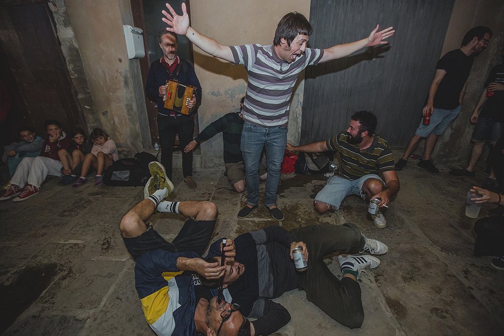 Fetus (@somfetus) on Twitter photo L'any passat la pluja va fer que el recital fetal al <a href="/desfolcat/">desFOLCa't!</a> de Calaf desboqués en una èpica cantada desendollada sota la porxada de la plaça gran, immortalitzada per <a href="/ambideraimon/">𝖆𝖒𝖇𝖎𝖉𝖊𝖗𝖆𝖎𝖒𝖔𝖓 - 𝖕𝖉 𝖕𝖚𝖇𝖎𝖑𝖑𝖆</a>. Divendres, a les 21.30 h, encetem edició i a la segona va a la vençuda! desfolcat.cat/desfolcat-2024… L'any passat la pluja va fer que el recital fetal al <a href="/desfolcat/">desFOLCa't!</a> de Calaf desboqués en una èpica cantada desendollada sota la porxada de la plaça gran, immortalitzada per <a href="/ambideraimon/">𝖆𝖒𝖇𝖎𝖉𝖊𝖗𝖆𝖎𝖒𝖔𝖓 - 𝖕𝖉 𝖕𝖚𝖇𝖎𝖑𝖑𝖆</a>. Divendres, a les 21.30 h, encetem edició i a la segona va a la vençuda! desfolcat.cat/desfolcat-2024…