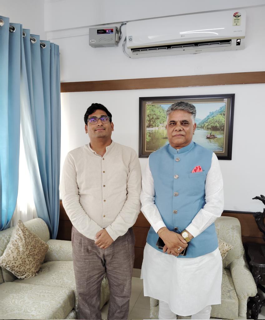 BJPManojM's tweet image. 18वीं लोकसभा के संसद सदस्य के रूप में कांगड़ा लोकसभा क्षेत्र के प्रतिनिधि के तौर पर @DrRajeevBJP जी द्वारा शपथ ग्रहण करने पर उन्हें हार्दिक बधाई 💐💐 
भाईसाहब सामाजिक कार्यों के प्रति बहुत समर्पित और गतिशील व्यक्ति हैं
#ParliamentSession
#RajeevBhardwaj
#Himachal