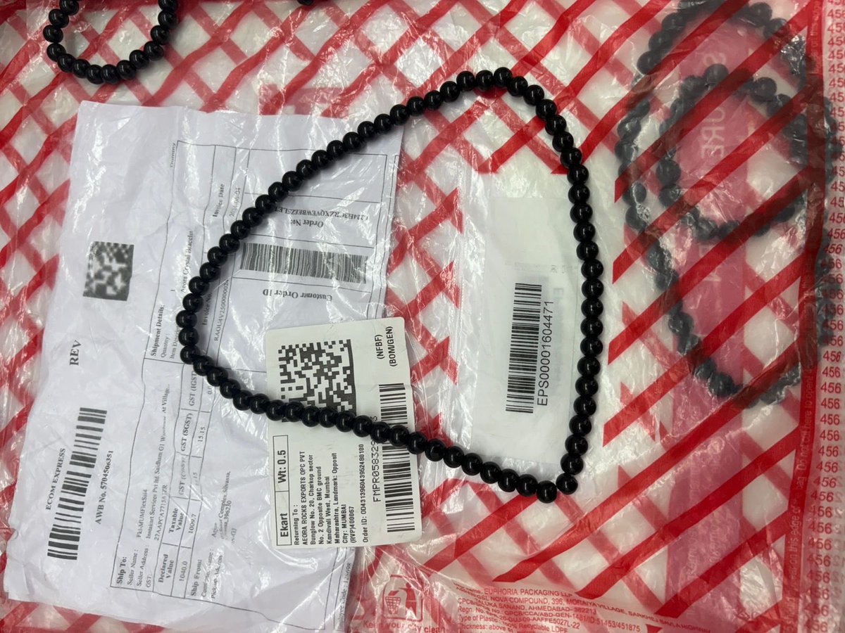 AnkurGems's tweet image. @Flipkart @flipkartsupport * SCAM ALERT * 🚨 
A group of people have been ordering units of 5 bracelets from my company Aeora Rocks India and returning them. The problem is they are swapping all real crystals with plastic beads 1/2 @jagograhakjago @MumbaiPolice #boycotflipkart